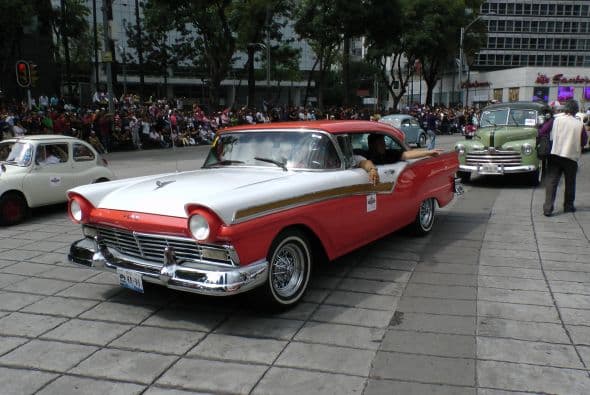 Casi dos mil vehículos clásicos desfilaron por las calles de la Ciudad de México para romper el Récord Guinness de más autos de este tipo en movimiento. Transitaron mil 721 autos, lo que superó la marca de Holanda, cuyo récord era de 948 vehículos. De acuerdo con las autoridades, el paso de estos autos clásicos fue visto por 250 mil asistentes. Circularon autos Datsun 1300, Jaguares, MG 59, Chevrolet apache, Alfa Romeo, Mercury, Porche, entre otros, que atrajeron la atención de capitalinos y visitantes. El paso de los vehículos fue interrumpido por el calentamiento de algunos que se quedaron en el camino y provocaron “cuellos de botella”; sin embargo, los organizadores confiaron en que los vehículos llegarían a la meta.