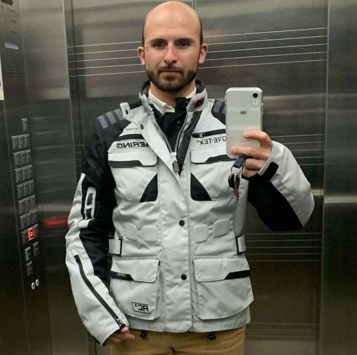 "Nunca hice nada", advirtió, "¿qué sí me gustaría hacer algún día?: si resulta ser efectivo, y hay clonación de cabello, pues
<b>que me clonen unos</b> de acá atrás (de la cabeza) y sí me pongo en la cabeza otra vez".
<br>