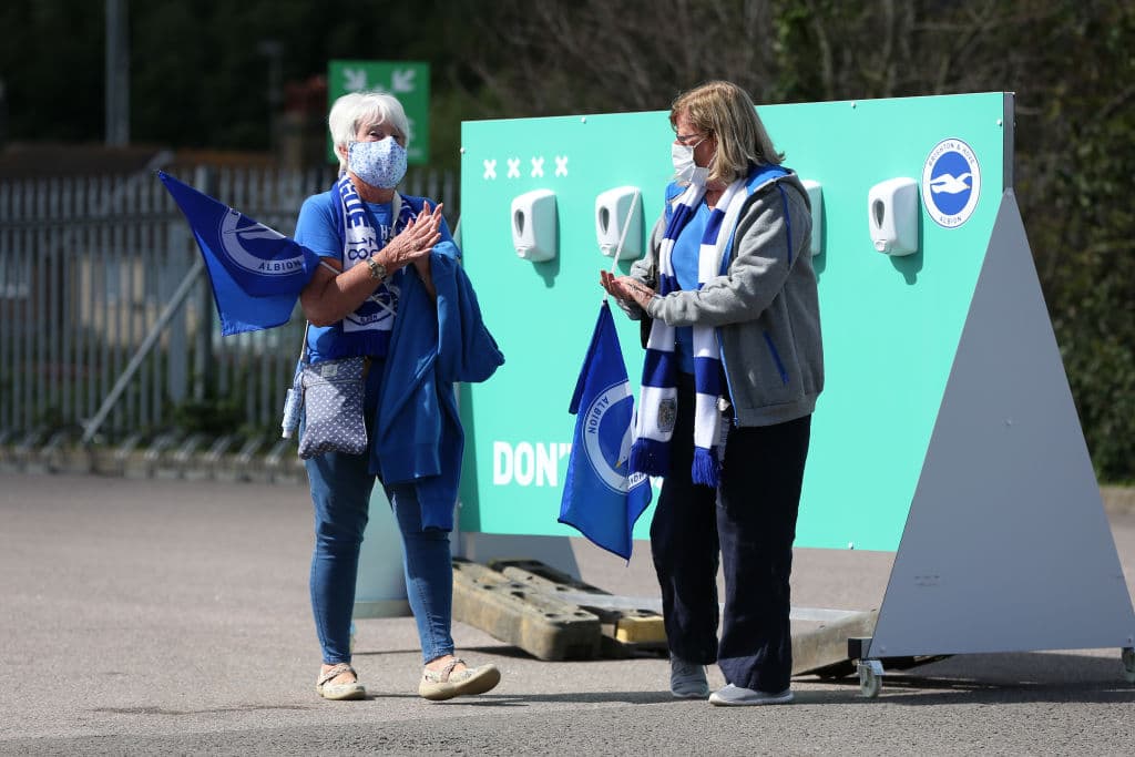 Los espectadores tuvieron que permanecer separados durante todo el encuentro para respetar la sana distancia. Al final de la temporada 2020-2021 los inmuebles podrían ser ocupados en su totalidad. El partido terminó empatado a un gol.