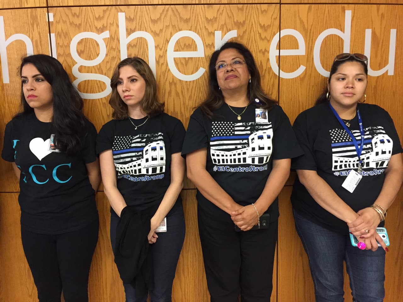 Estudiantes, policías y personal de El Centro participaron en la ceremonia luctuosa.