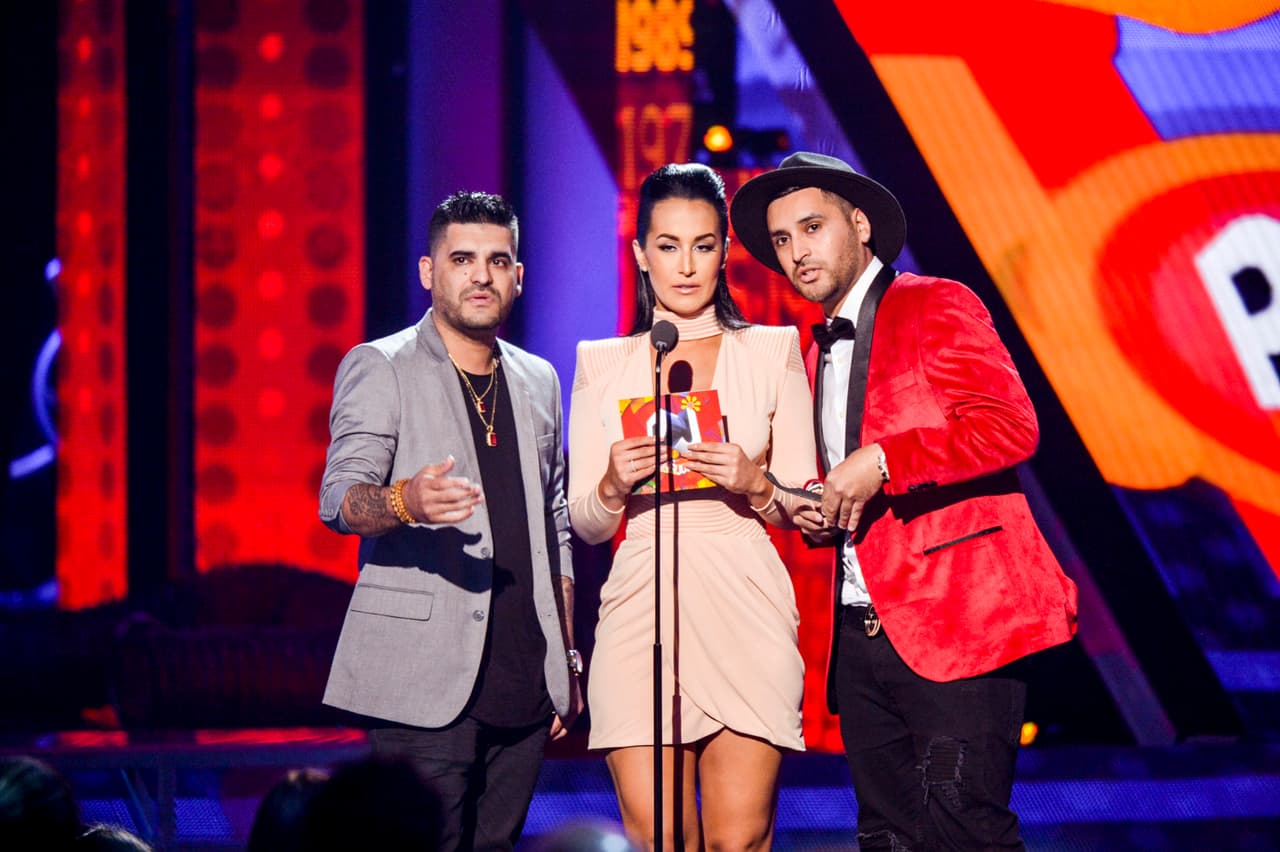 Victoria 'La Mala' junto a Play N Skillz presentaron el #PremioJuventud en la categoría 'Lo Toco Toco'.