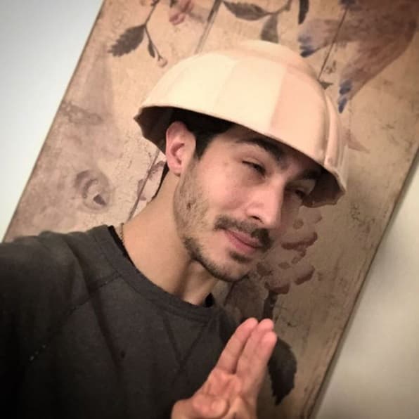 En La Embajada, Chino interpreta a Carlos, el secretario de Luis, el embajador.