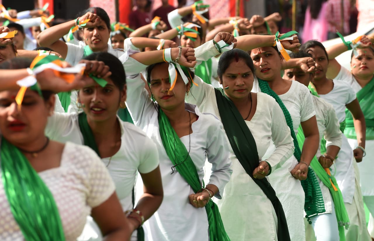 <b>Nueva Delhi, India</b>. Una demostración de defensa personal en una calle de Nueva Dehli.