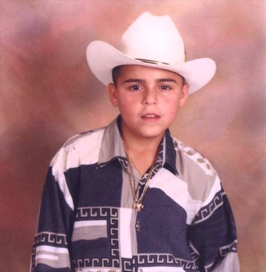 Este pequeño con sombrero es Gerardo Ortiz, quien también participó en el reality 'Código F.A.M.A.'.