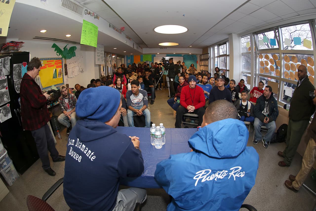 Félix ‘El Diamante’ Verdejo, compartió un buen rato en la tarde de hoy con los jóvenes estudiantes del Centro Comunitario Betances del Bronx. ‘Saber que los jóvenes se inspiran con lo que yo hago me motiva a seguir entrenando más fuerte. Ellos también lo pueden lograr," dijo.