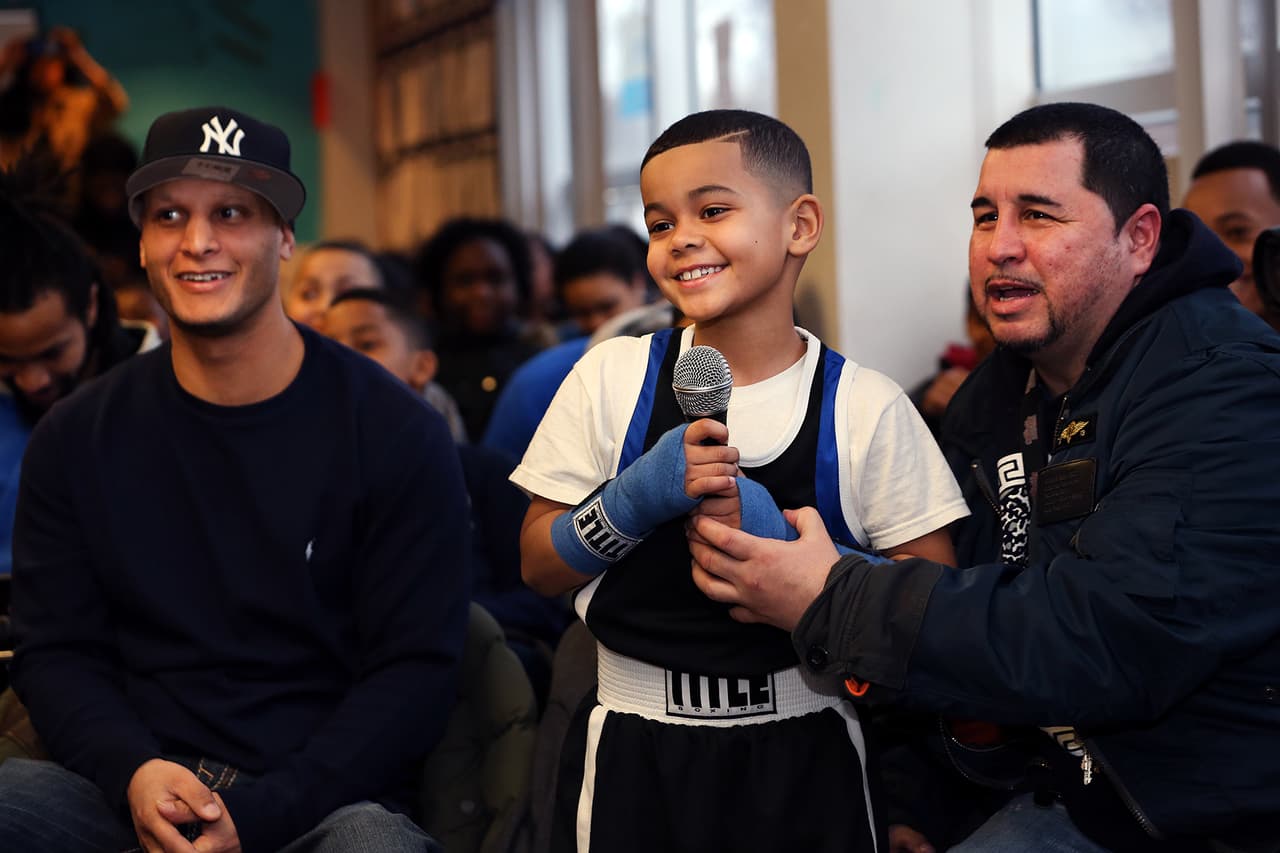 Félix ‘El Diamante’ Verdejo, compartió un buen rato en la tarde de hoy con los jóvenes estudiantes del Centro Comunitario Betances del Bronx. ‘Saber que los jóvenes se inspiran con lo que yo hago me motiva a seguir entrenando más fuerte. Ellos también lo pueden lograr," dijo.