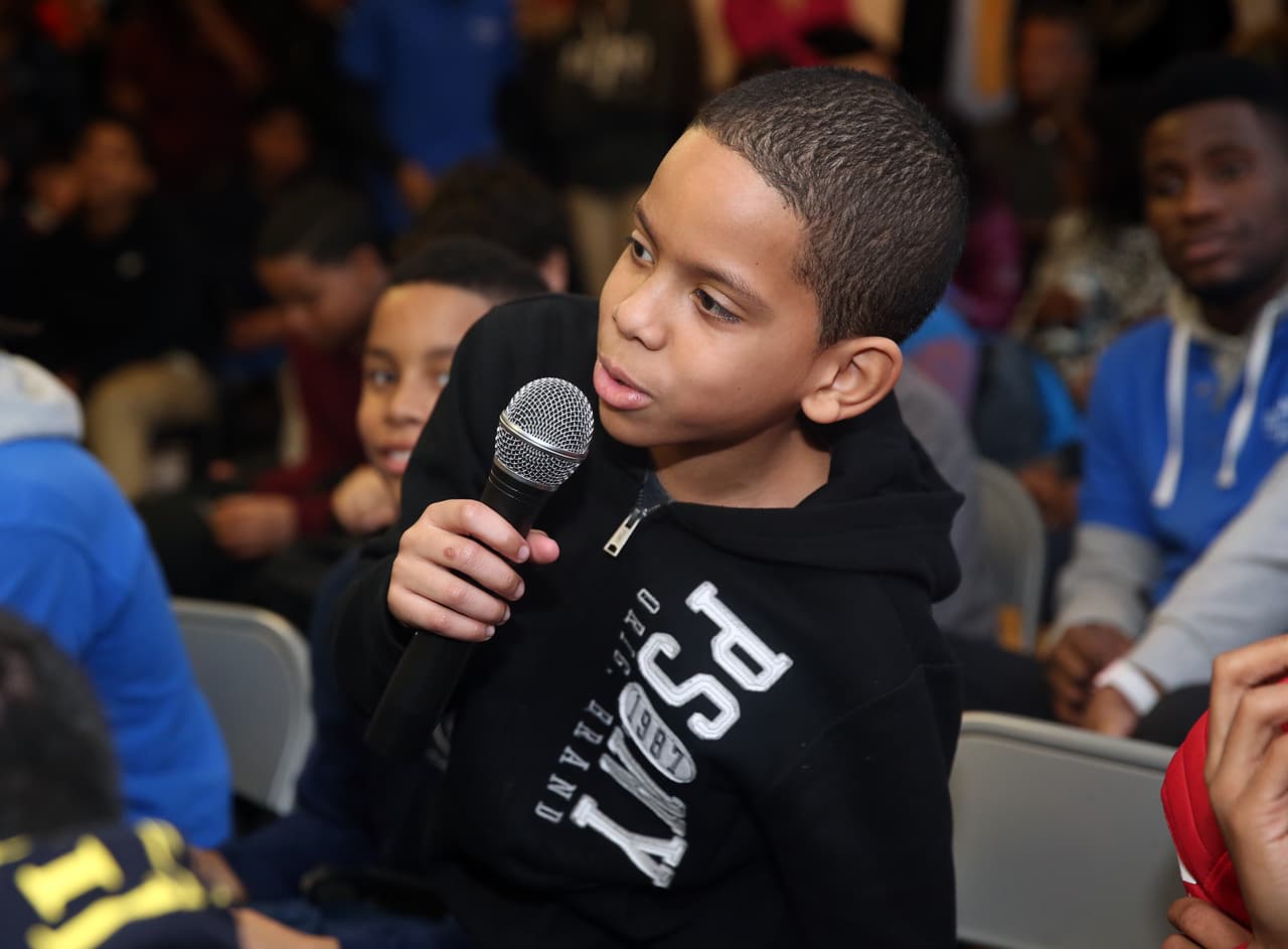 Félix ‘El Diamante’ Verdejo, compartió un buen rato en la tarde de hoy con los jóvenes estudiantes del Centro Comunitario Betances del Bronx. ‘Saber que los jóvenes se inspiran con lo que yo hago me motiva a seguir entrenando más fuerte. Ellos también lo pueden lograr," dijo.