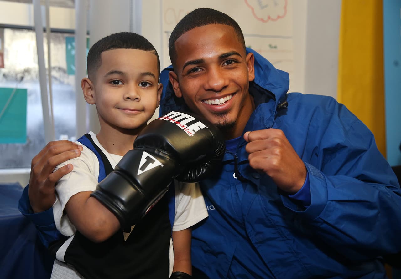 Félix ‘El Diamante’ Verdejo, compartió un buen rato en la tarde de hoy con los jóvenes estudiantes del Centro Comunitario Betances del Bronx. ‘Saber que los jóvenes se inspiran con lo que yo hago me motiva a seguir entrenando más fuerte. Ellos también lo pueden lograr," dijo.