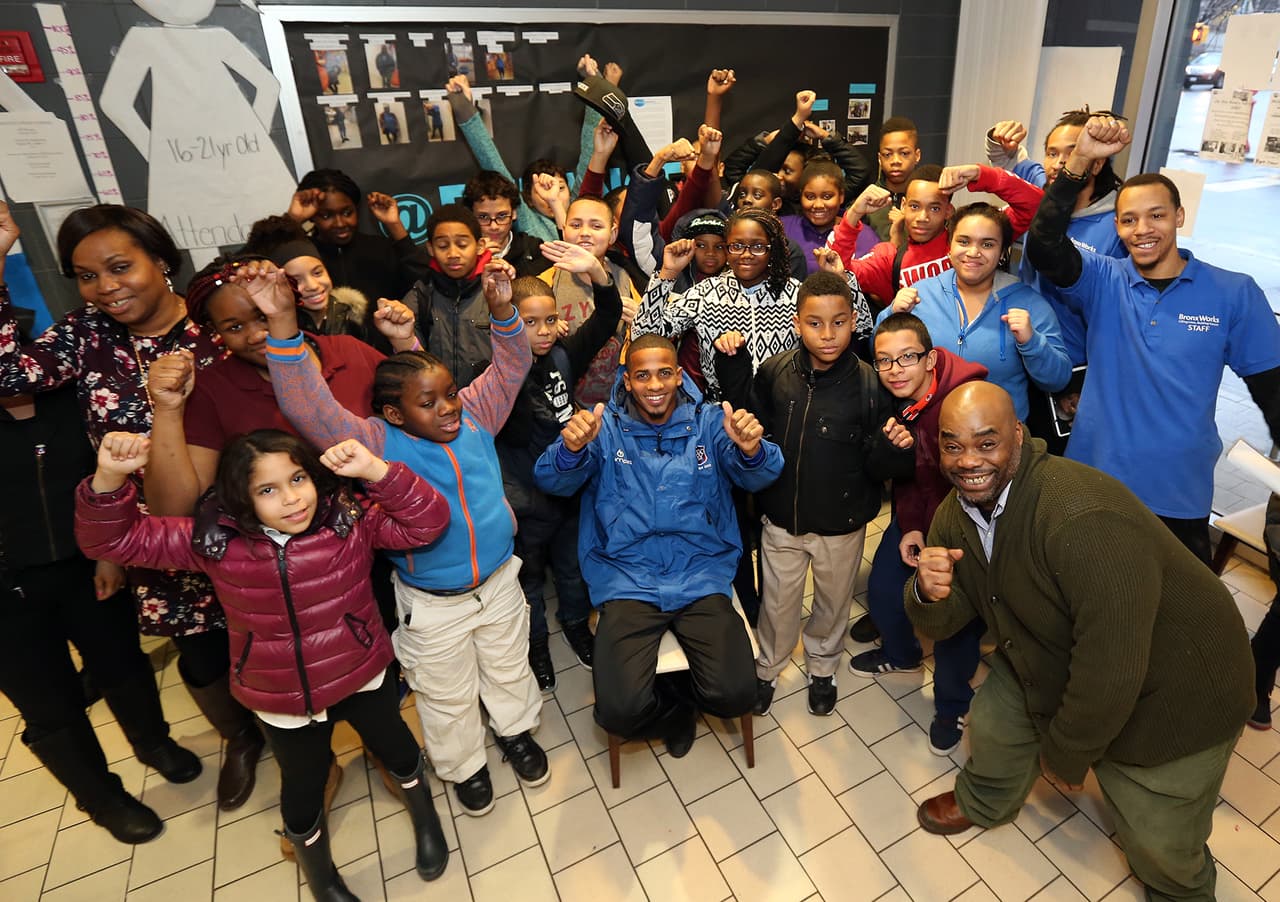 Félix ‘El Diamante’ Verdejo, compartió un buen rato en la tarde de hoy con los jóvenes estudiantes del Centro Comunitario Betances del Bronx. ‘Saber que los jóvenes se inspiran con lo que yo hago me motiva a seguir entrenando más fuerte. Ellos también lo pueden lograr," dijo.