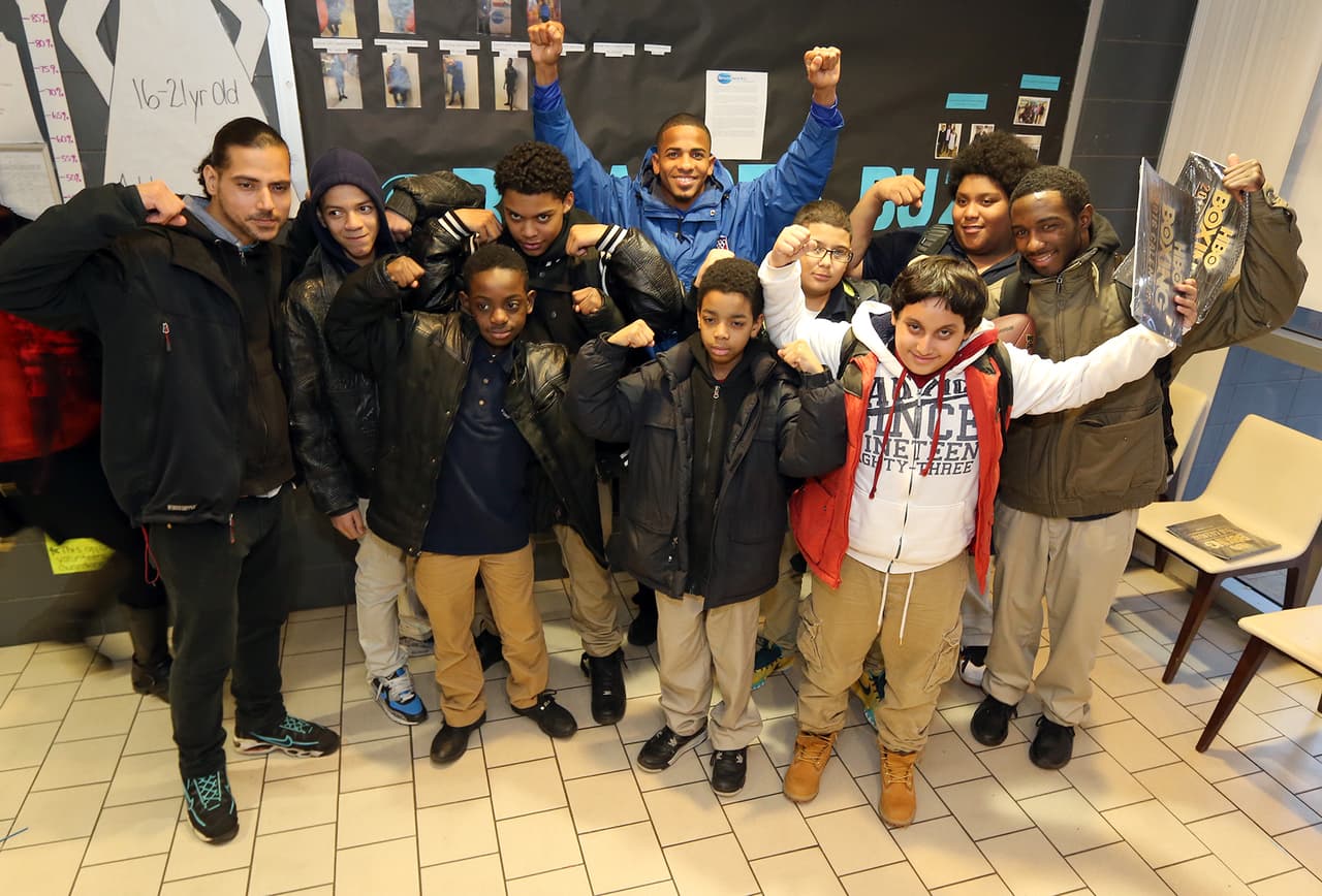 Félix ‘El Diamante’ Verdejo, compartió un buen rato en la tarde de hoy con los jóvenes estudiantes del Centro Comunitario Betances del Bronx. ‘Saber que los jóvenes se inspiran con lo que yo hago me motiva a seguir entrenando más fuerte. Ellos también lo pueden lograr," dijo.