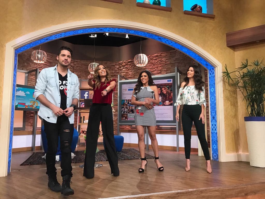 William siempre se divierte con las ocurrencias de las mujeres de la casa.