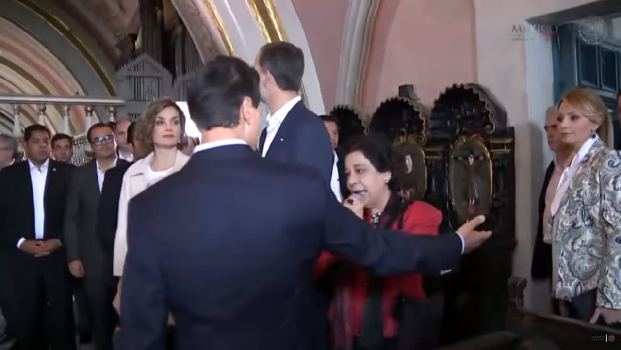 Segundos después, Peña Nieto le dio la mano y 'La Gaviota' no pudo evitar ocultar su molestia.