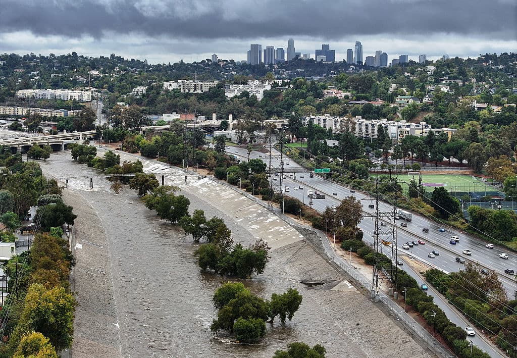El Departamento de Bomberos del Condado de Los Ángeles informó que continuará monitoreando las colinas en Altadena durante los próximos días. La vigilancia se enfoca en posibles movimientos de tierra en la zona de cicatrices del incendio de Eaton.