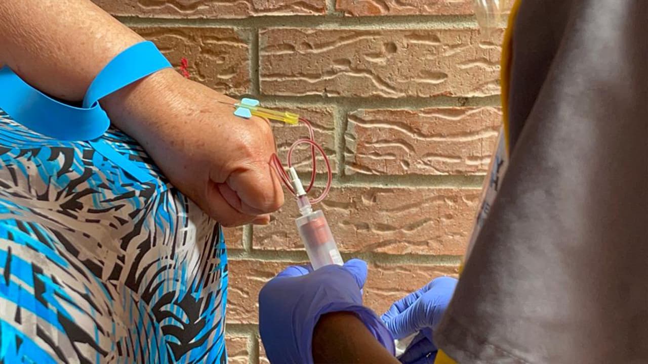 Después del cuestionario, se les pide una muestra de sangre para la prueba de anticuerpos, la cual no detecta una infección actual, solo si previamente hubo un contagio y el cuerpo pudo desarrollar las defensas.