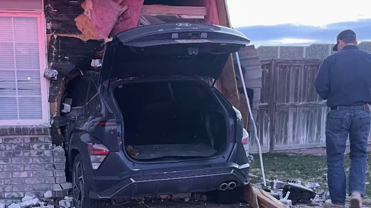 "Se oyó muy feo": Conductor impacta su auto contra una vivienda en West Valley