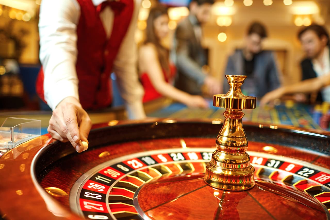 <b>Puesto 12. Gerentes de juegos.</b> Reciben un salario anual promedio de 74,700 dólares y hay 4,300 de estos empleados en EEUU. Monitorean los casinos y otros establecimientos donde se realizan juegos de azar legales. A menudo trabajan en horarios irregulares y tienen uno de los salarios por hora más altos del páis, un promedio de 40.99 dólares.