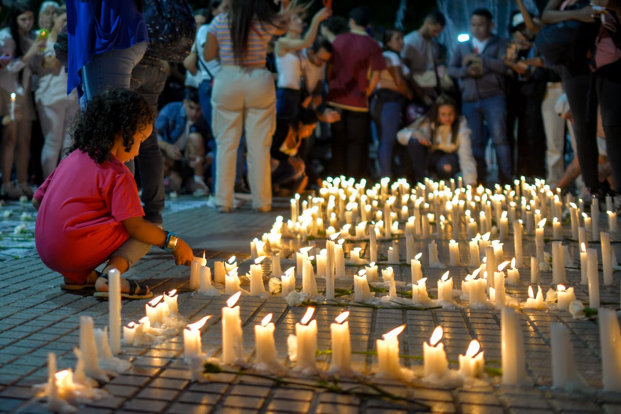 "Una luz por la libertad" fue el nombre de la vigilia en la que se encendieron velitas para recordar a los muertos, los presos, los exiliados.