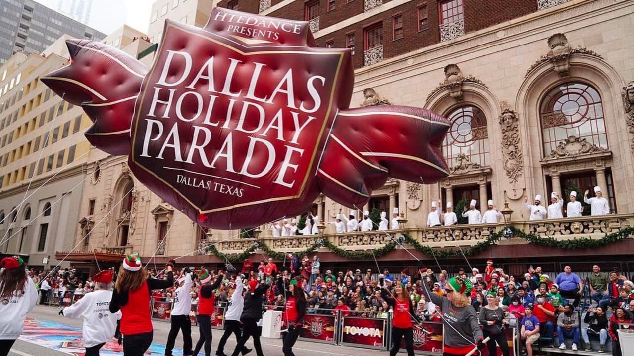 <b>¿Cuánto tiempo dura el Desfile Navideño en la ciudad de Dallas? ⏰</b>
<br>El desfile comienza a las 9 de la mañana y 
<b>tiene una duración aproximada de dos horas</b>. Además, antes y después del desfile, encontrarás vendedores, entretenimiento y actividades festivas en 
<a href="https://maps.app.goo.gl/xzYrZdkoBC3PaoJVA" target="_blank">Main Street Gardens</a> y 
<a href="https://maps.app.goo.gl/Wcu5D77Q5SfNDKdQ8" target="_blank">Civic Gardens</a>.