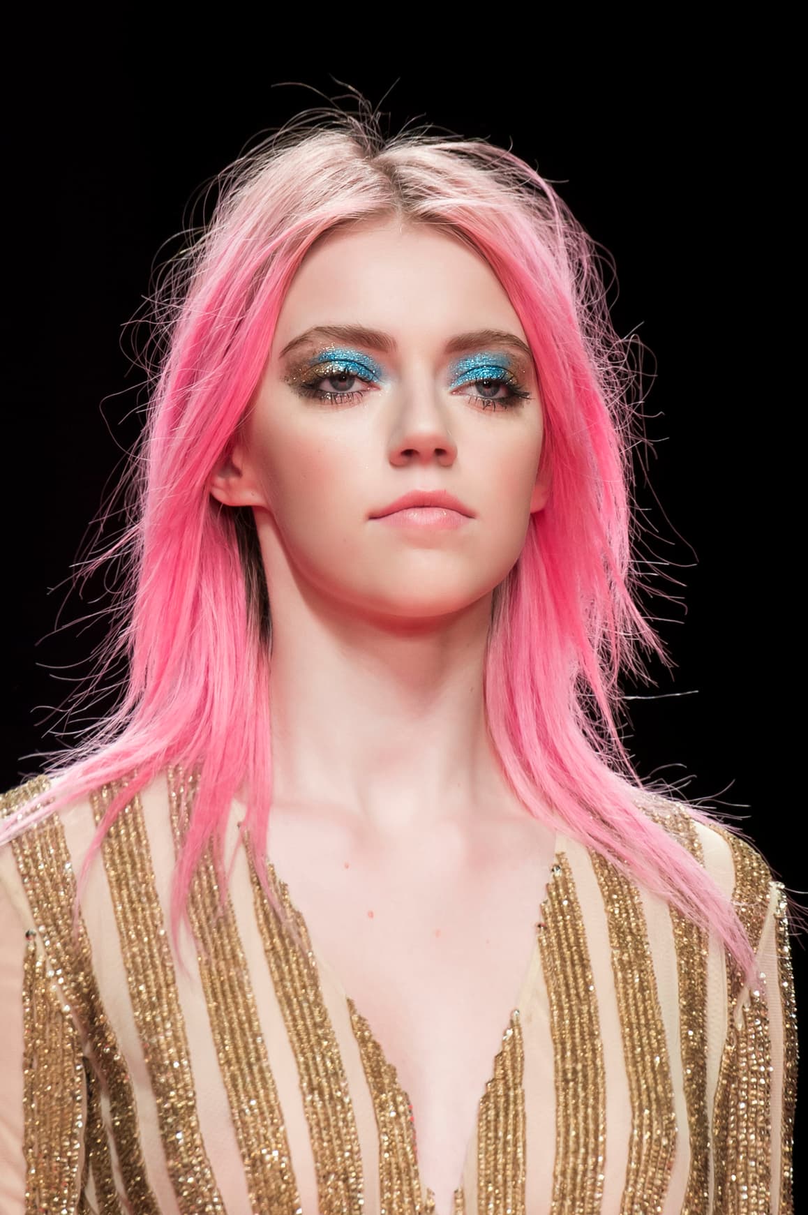 <b>Pretty in blue.</b> Las sombras con efecto
<a href="http://www.sephora.com/glitters-P12636?skuId=1009125&icid2=products%20grid:p12636">glitter</a> en un tono azul brillante se apodera de los párpados. El efecto brillante hace que este maquillaje se ideal para llevarlo por la noche. Si además te decides a llevar el pelo color rosa definitivamente tu look será el más original.
<br>