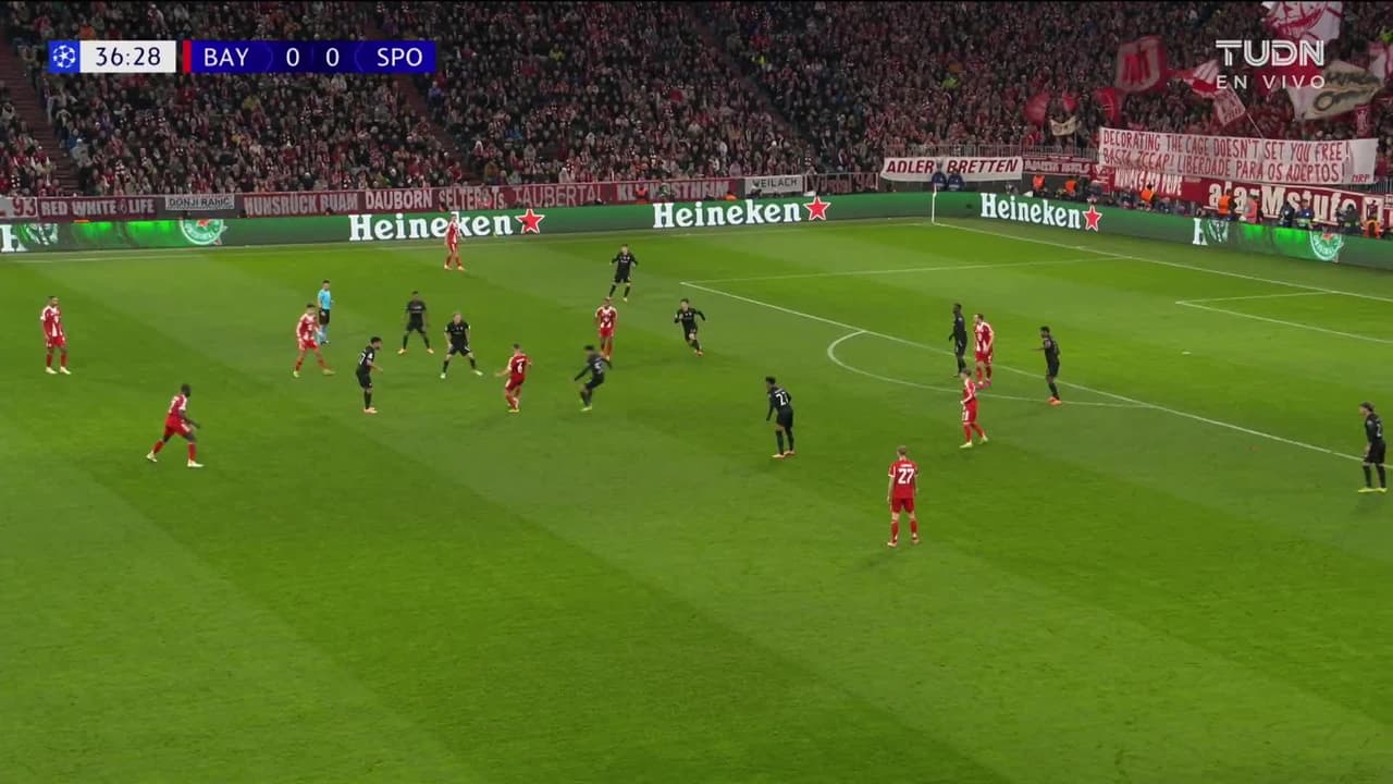 ¡CERCA! Harry Kane disparó que se estrella en el poste.