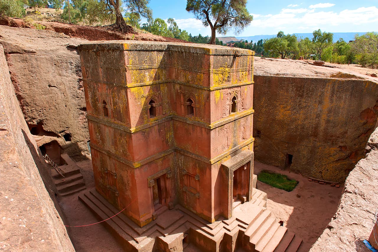 La iglesia de San Jorge (Bete Giyorgis), una de las estructuras talladas en la piedra de las montañas de Tigré, al norte de Etiopía. 
<br>
<br>“Las iglesias no se construyeron de forma tradicional, sino que se labraron en la roca viva. Esta gigantesca obra se completó con un extenso sistema de zanjas de drenaje, trincheras y pasajes ceremoniales, algunos con aberturas a cuevas de ermitaños y catacumbas”, explica la UNESCO en la declaración de 
<a href="https://whc.unesco.org/en/list/18/"><u>Patrimonio de la Humanidad</u></a> de Lalibela.
<br>