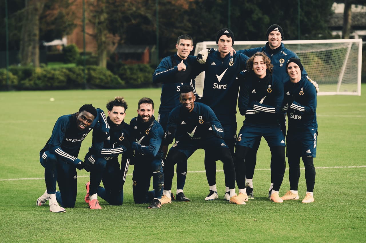 El delantero mexicano fue acogido entre risas y abrazos durante su visita al entrenamiento. | El bombardero canterano de las Águilas del América ya se rehabilita de la lesión y se espera que en el duelo ante el Aston Villa reciba un emotivo homenaje.