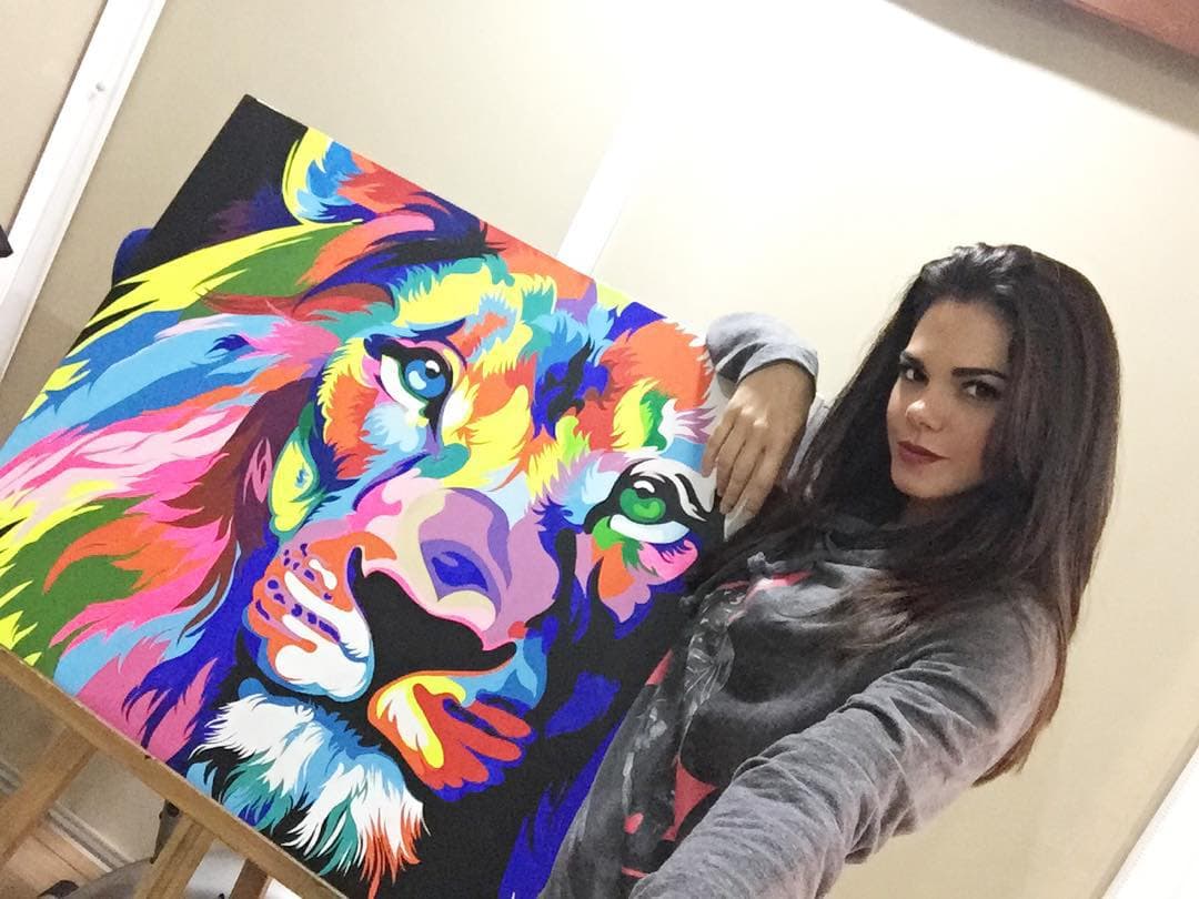 Esta guapa actriz confiesa ser amante del arte, pues su pasatiempo favorito es pintar, así lo ha demostrado en sus redes sociales.
