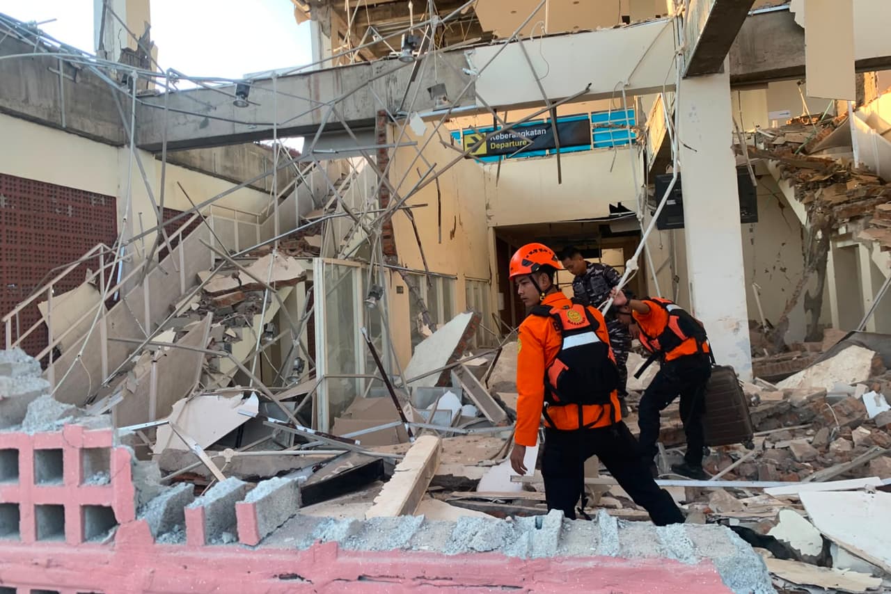 Se eleva a 53 la cifra de muertos por terremoto de magnitud 7.7 en Indonesia