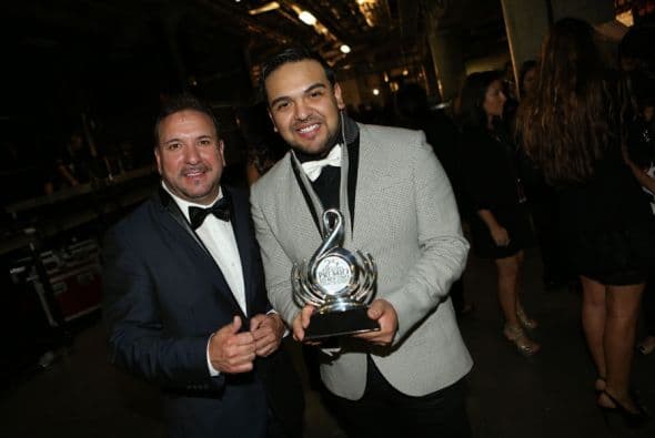 Los ganadores no paran de presumir sus premios en backstage.