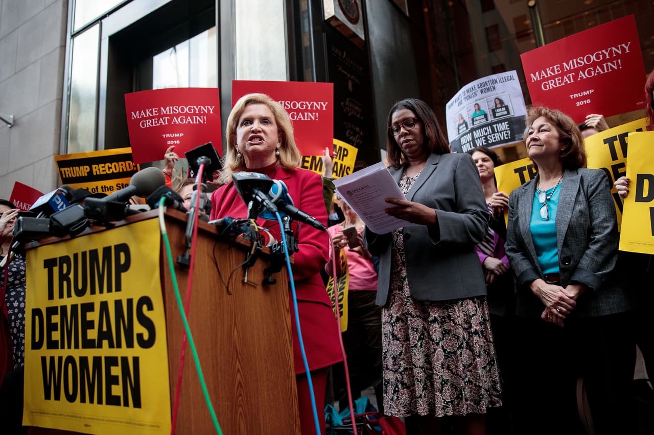 La congresista demócrata Carolyn Maloney sentenció frente a la Torre Trump: "Serán las mujeres las que pongan el último clavo en la tumba de la candidatura (a la presidencia de Estados Unidos) de Donald Trump".