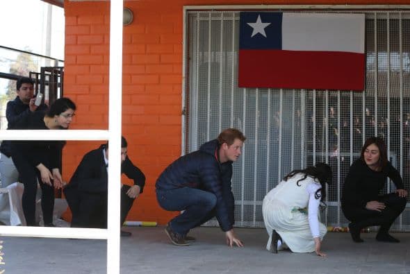El príncipe realizó un recorrido por el recinto para conocer el trabajo que se realiza.