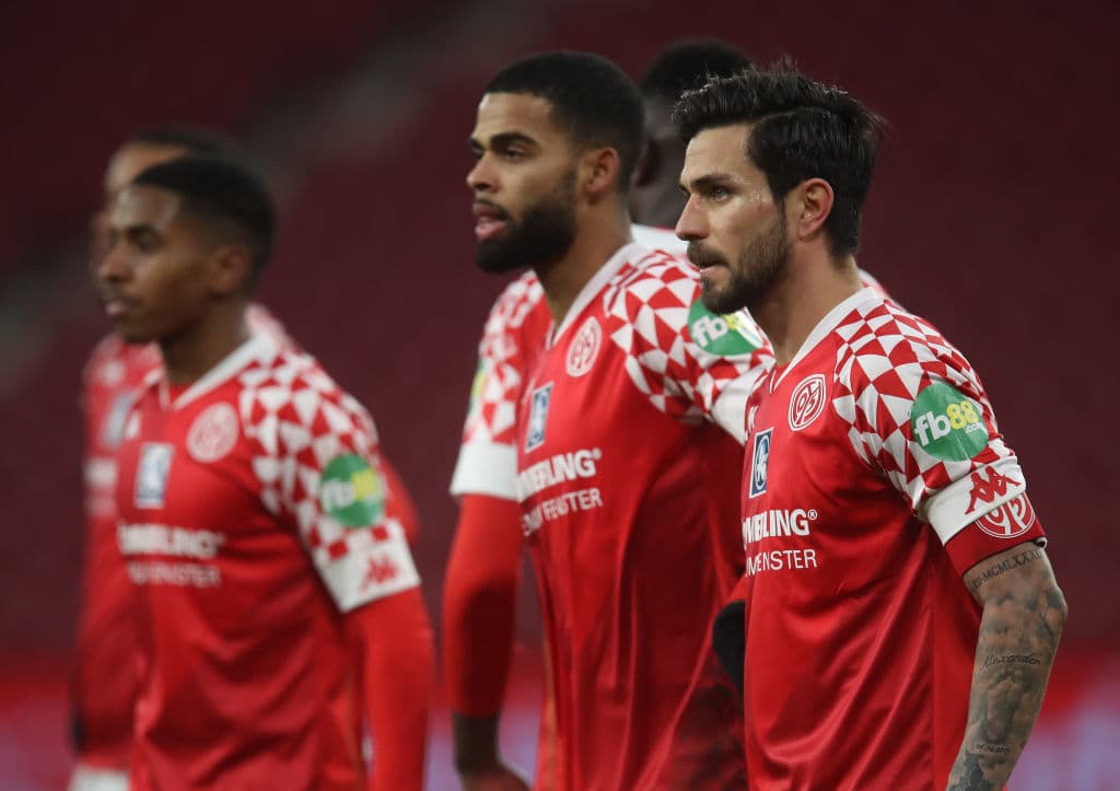 Mainz 05 cayó en casa 0-2 ante Frankfurt, quienes llegaron a 23 unidades; Mainz es último en la tabla con 6 puntos.