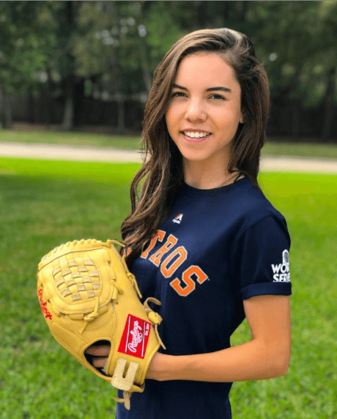 Su deporte favorito es esquiar en la nieve, cada año lo practica en Deer Valley. Además, también es apasionada del beisbol. 
<br>