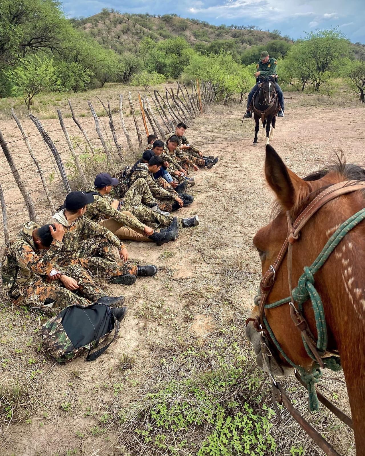 Unidad de Patrulla Caballos de Nogales ubicó aun grupo de indocumentados que había cruzado la frontera y se encontraba cerca de Ruby Peak.