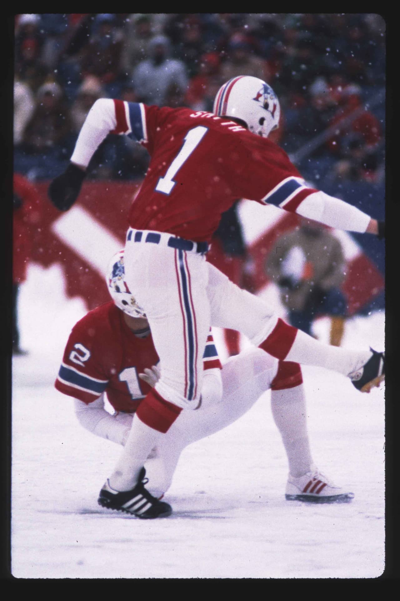 John Smith pateando el gol de campo del triunfo para los Patriots.