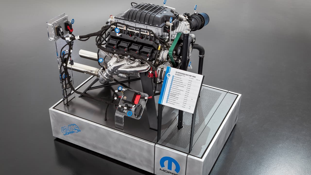 El 
<b>Hemi 426 Hellephant</b> es un 
<b>V8 Supercargado </b>derivado del motor instalado bajo el capó del Dodge Challenger SRT Demon. que cuenta con un 
<b>desplazamiento de 7.0 litros</b>, lo que le da el derecho de utilizar el legendario número 426 y genera unas prodigiosas
<b> 950 lbs-pie </b>de torque.