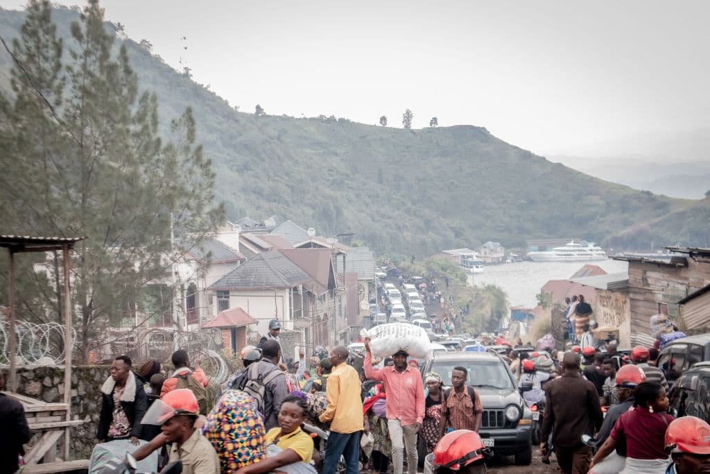 Durante el viernes, los esidentes de Goma
<b>abandonan la ciudad en un exodo masivo</b> en autos, motocicletas, carretas y a pie ante el riesgo de que nuevas erupciones tuvieran lugar en la ciudad.