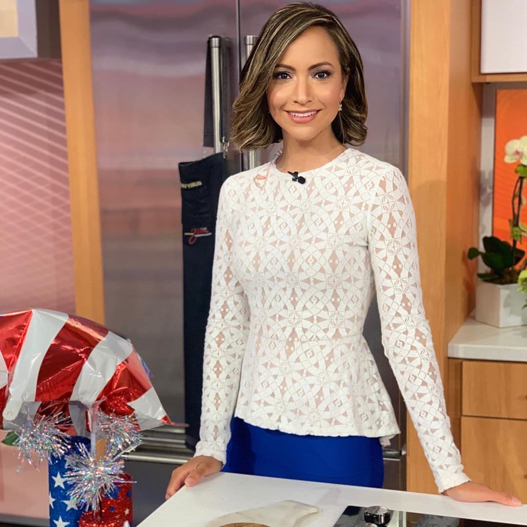 Satcha Pretto luce en esta fotografía un 'outfit' ideal para la temporada. El azul clásico que lleva en la falda es el color del año, esto de acuerdo con la instución Pantone, y el blanco un tono básico que no debe faltar en tu guardarropa. Las telas texturizadas como la de la blusa que viste nuestra presentadora de noticias es una gran alternativa para resaltar los atuendos.