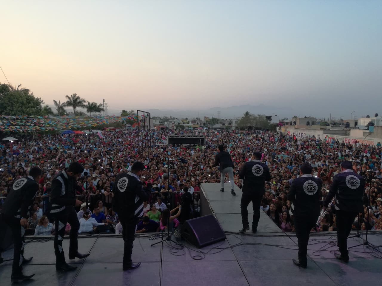 En su último mítin tuvo la participación de Saúl 'El Jaguar', La Original Banda El Limón, El Yaki y El Lobito de Sinaloa.