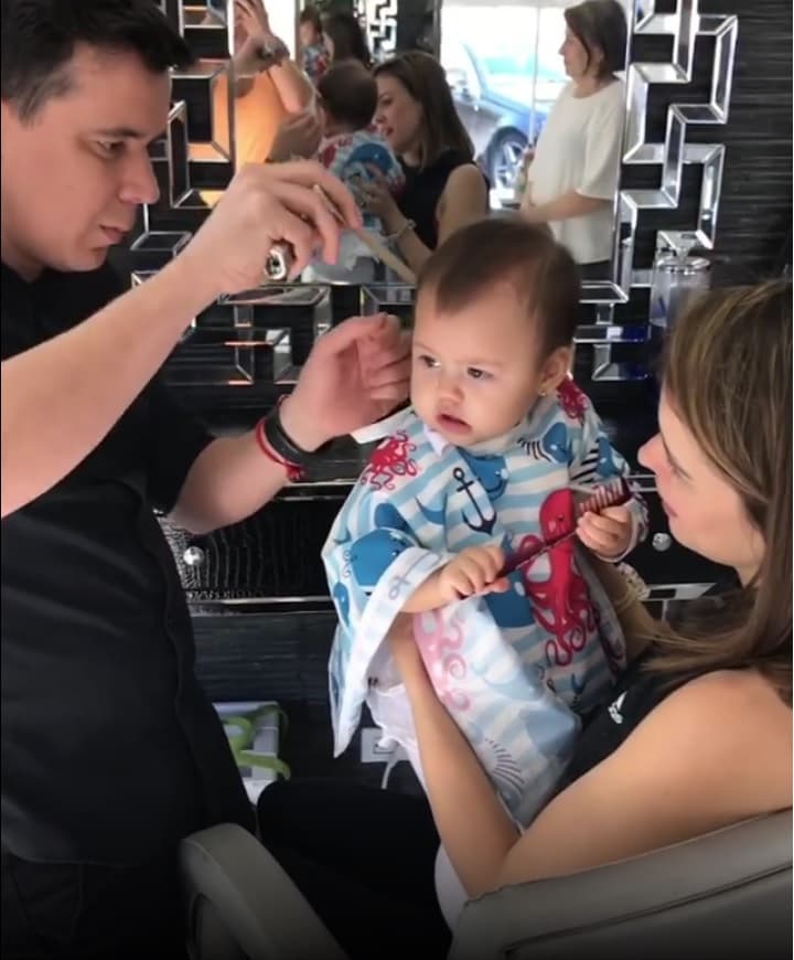Para Carolina Sarassa no hay nada más especial que pasar tiempo con su hija Chloé Sophia y este fin de semana la periodista colombiana la llevó a su primer corte de cabello.