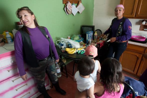 "Entre semana ubicamos a aquellas personas que pueden necesitar más ayuda: las madres solteras o personas ancianas que viven solas. El fin de semana, les hacemos las compras en el supermercado", explicó Lorenia Granados, presidenta del club fundado hace dos años a AFP.