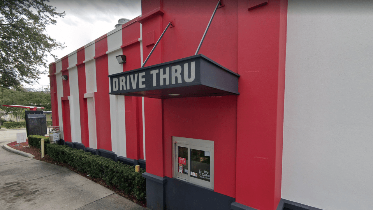 Empleado de KFC recibe disparo luego de una discusión con un cliente en el condado de Manatee  