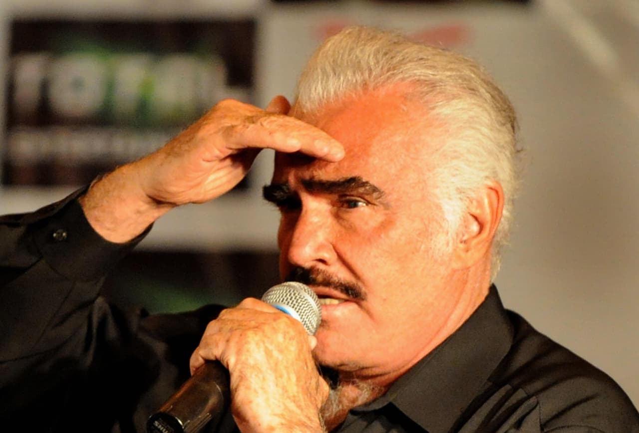 Aunque es de origen muy humilde y pasó por múltiples oficios antes de ser cantante, él nunca dejó su sueño de convertirse en cantante.