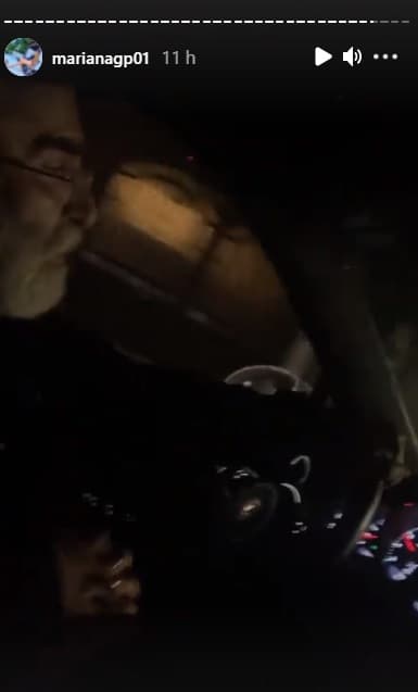 Más tarde, compartió cuando hacían un recorrido en auto, nuevamente tomados de las manos y ambos cantando una canción con estrofas que hablaban de amor.