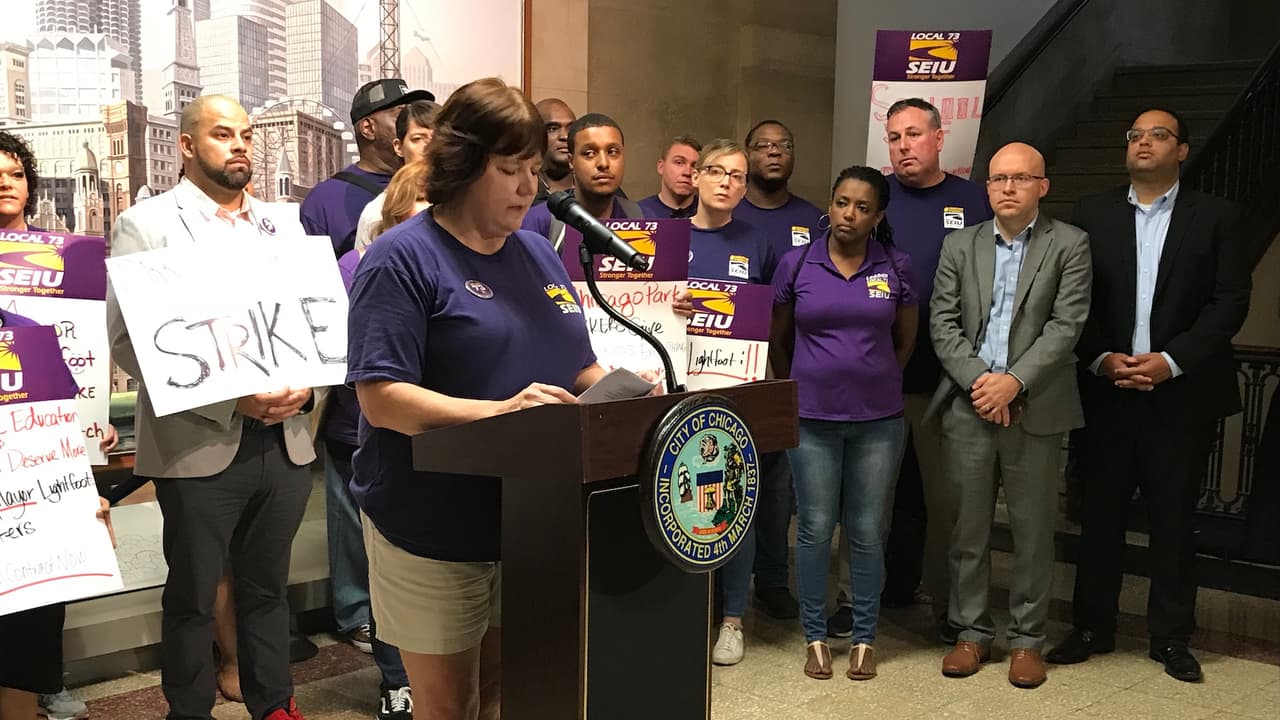 Trabajadores de CPS y del Distrito de Parques de Chicago, presentan cartas informando que están dispuestos a irse a huelga.