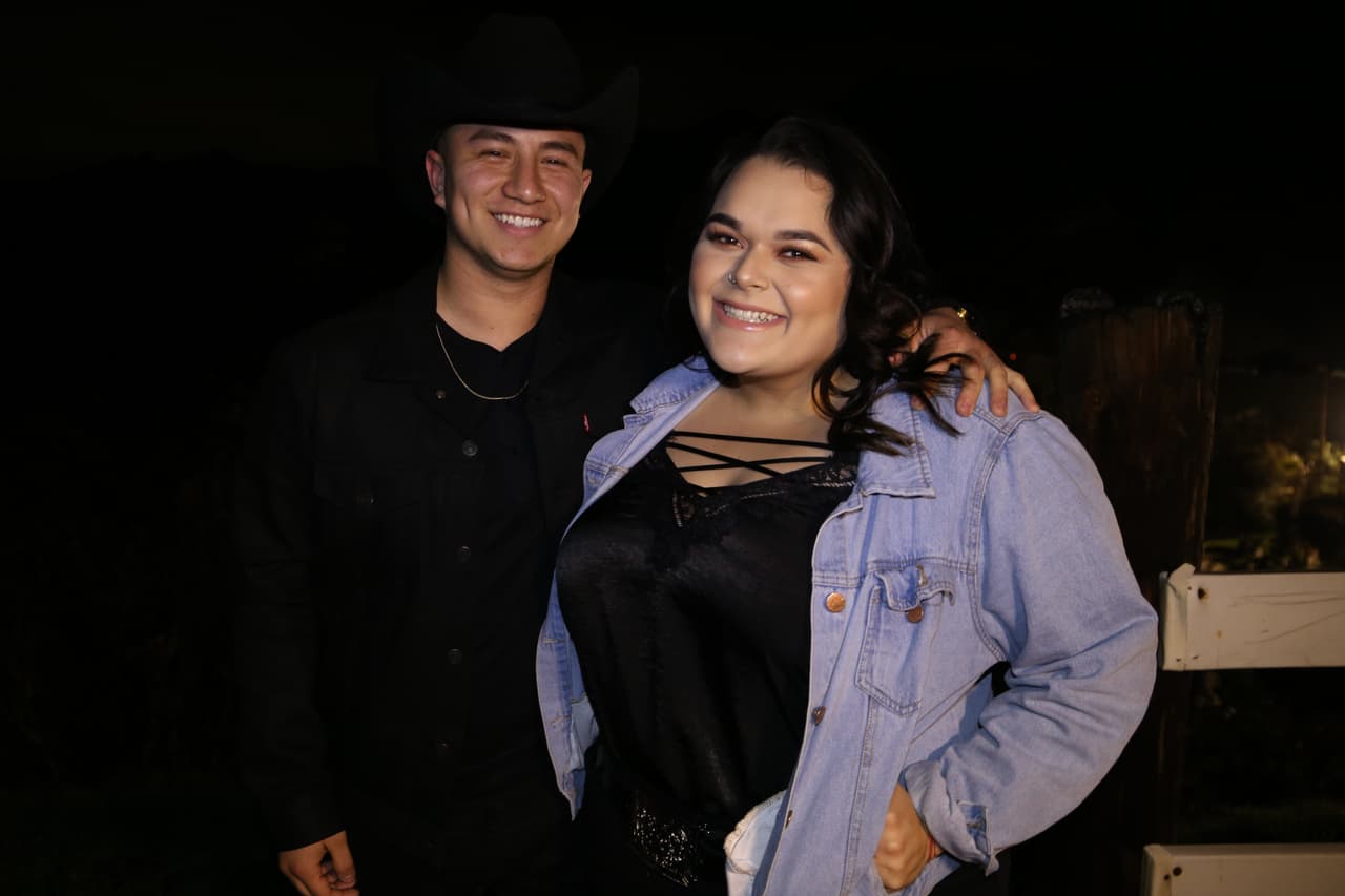 <b>Jenicka Lopez</b> llegó muy bien acompañada y lista para escuchar a su hermana cantar.