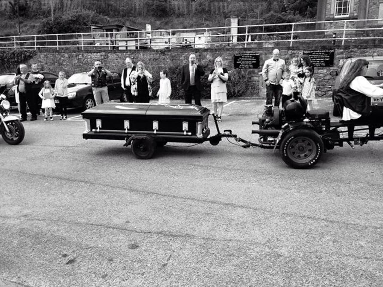 Los invitados vieron una motocicleta jalar un ataúd.