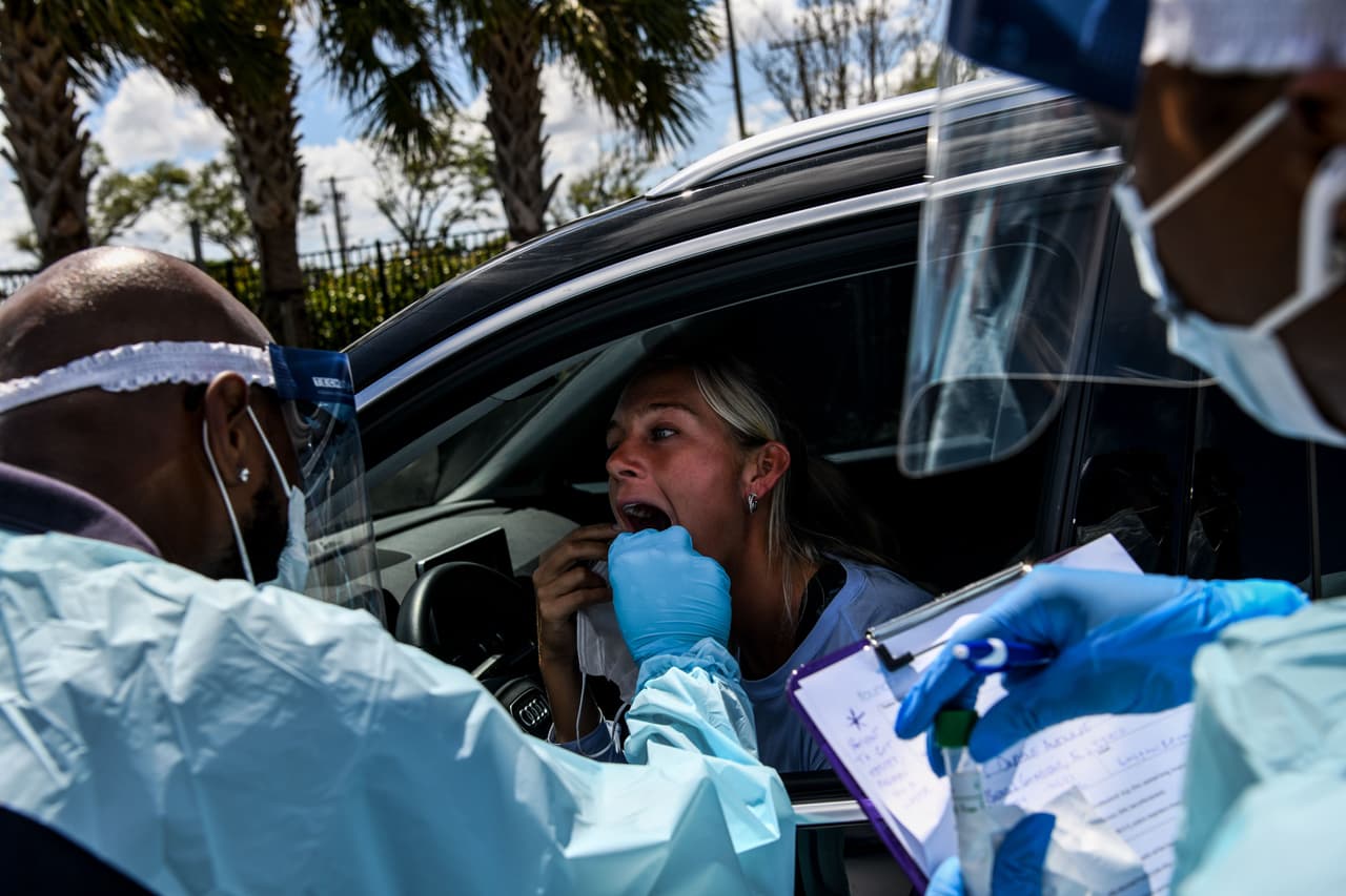 Una residente de la Florida se realiza una prueba de coronavirus en un centro de pruebas en la ciudad de West Palm Beach.
