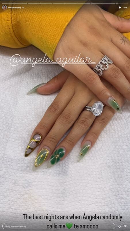 Ángela Aguilar muestra sus anillos de compromiso y matrimonio.