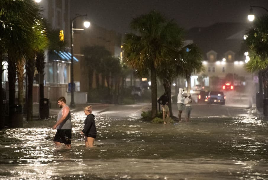 Isaías vuelve a ser tormenta tropical tras tocar tierra como huracán en Carolina del Norte